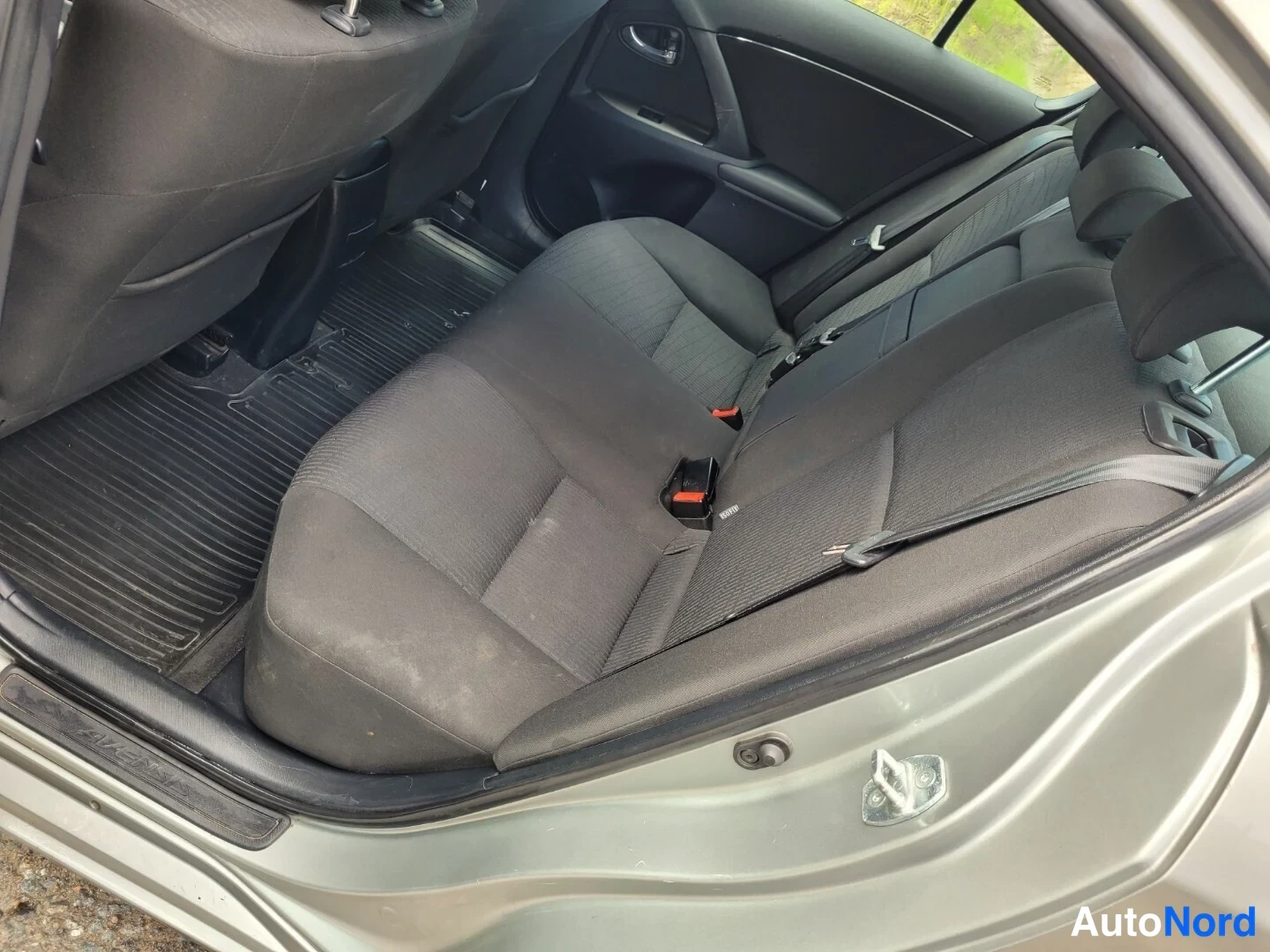 Harmaa Toyota Avensis 2010, takaistuimet, kuva 15