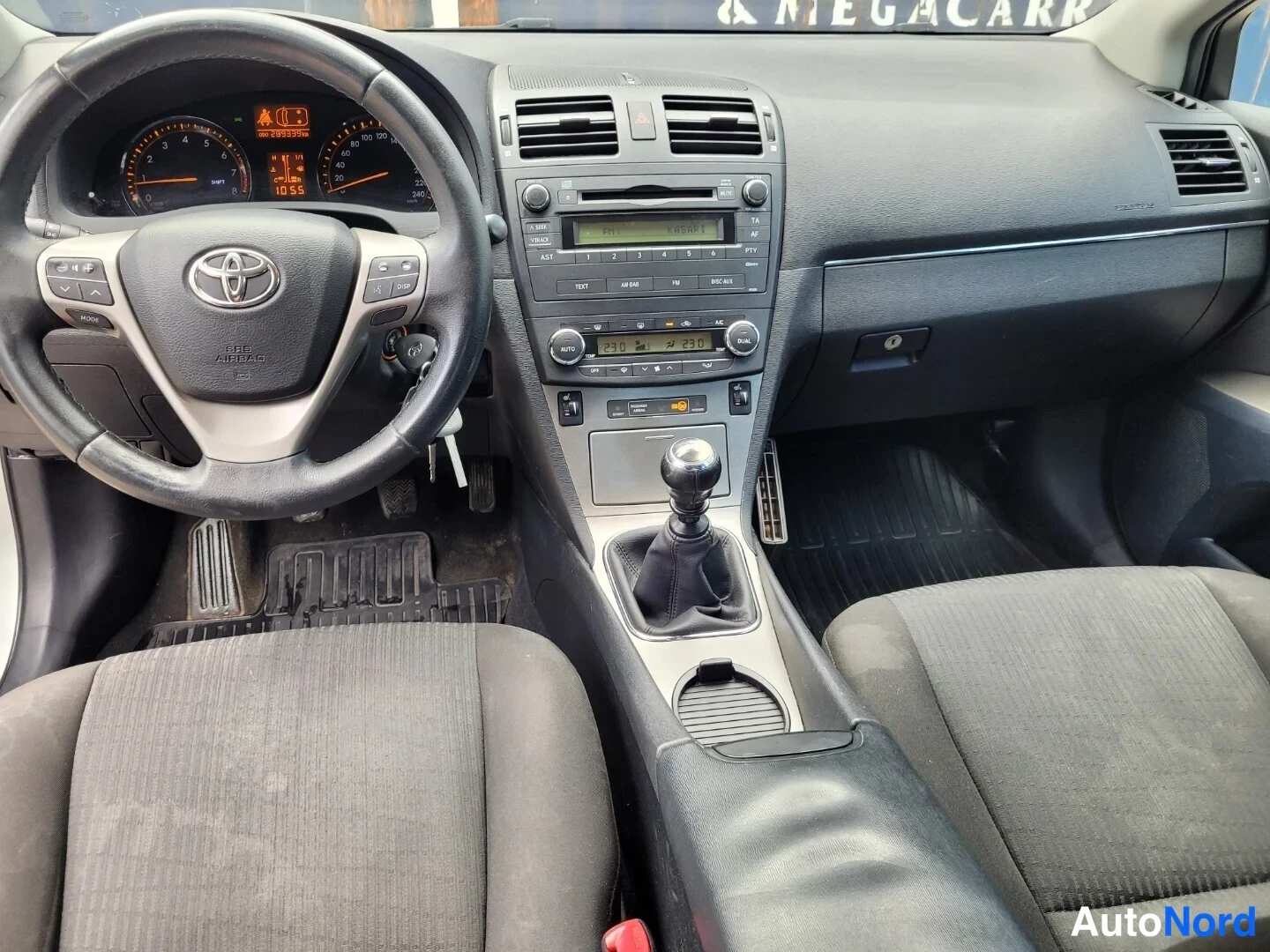 Harmaa Toyota Avensis 2010, ohjaamo, kuva 11
