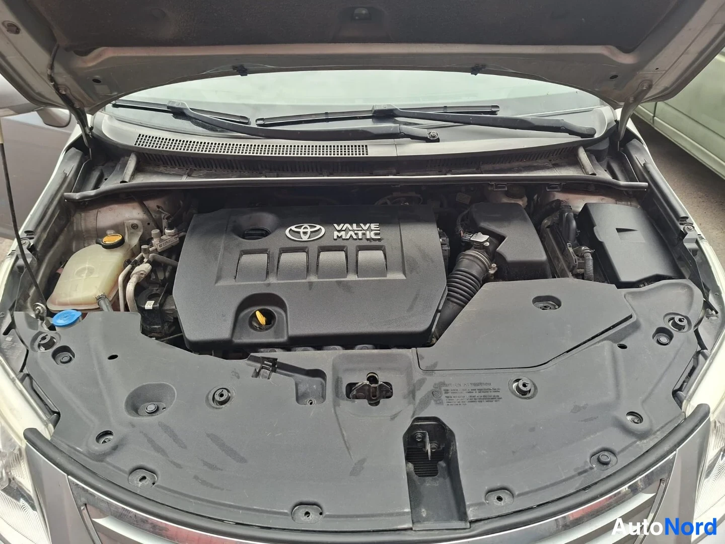 Harmaa Toyota Avensis 2010, moottoritila, kuva 17