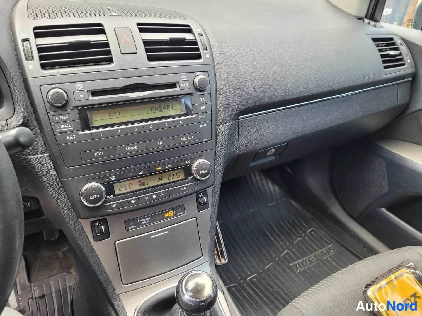 Harmaa Toyota Avensis 2010, ohjaamo, kuva 12