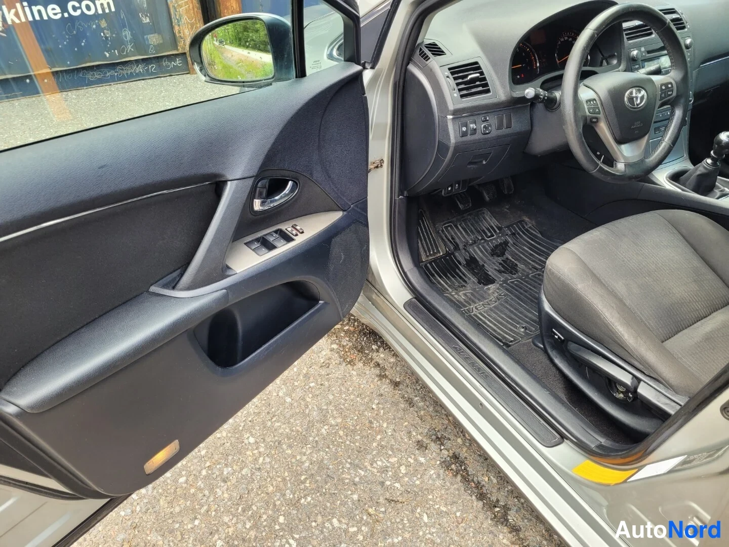 Harmaa Toyota Avensis 2010, ohjaamo, kuva 13