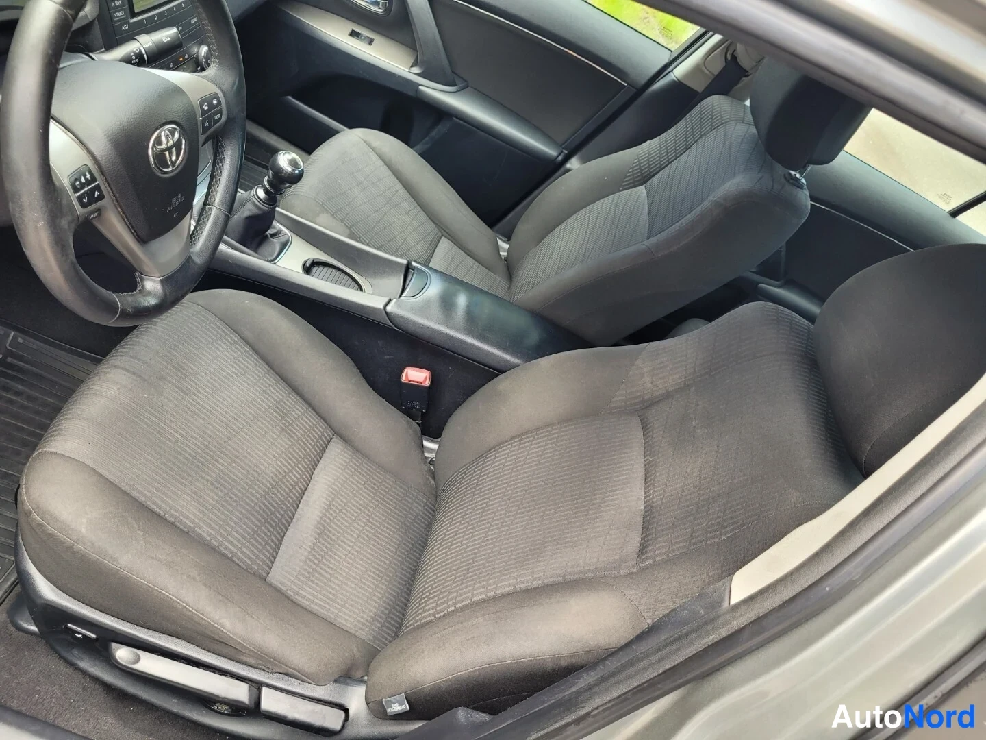 Harmaa Toyota Avensis 2010, etuistuimet, kuva 14