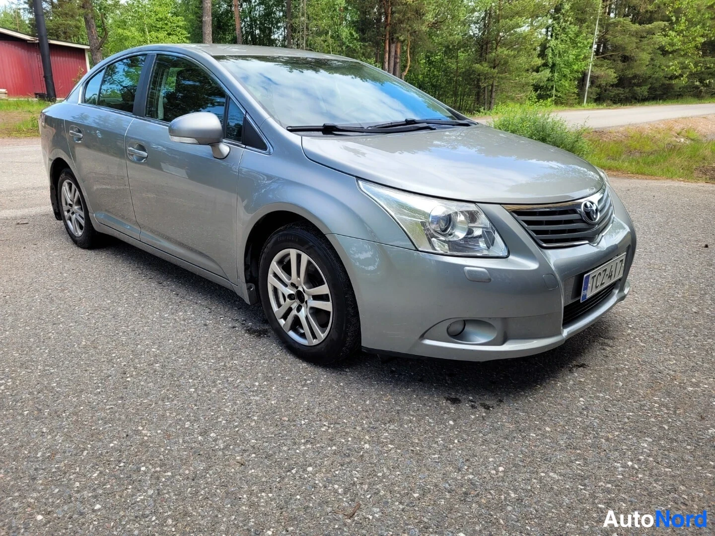 Harmaa Toyota Avensis 2010, etuviisto, keula oikealle, kuva 2