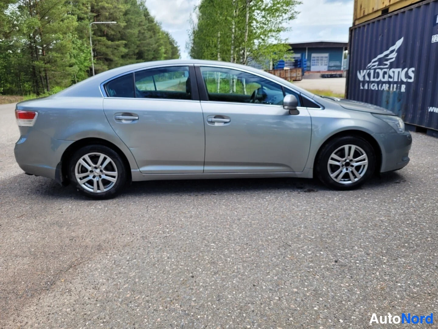 Harmaa Toyota Avensis 2010, sivulta, kuva 5