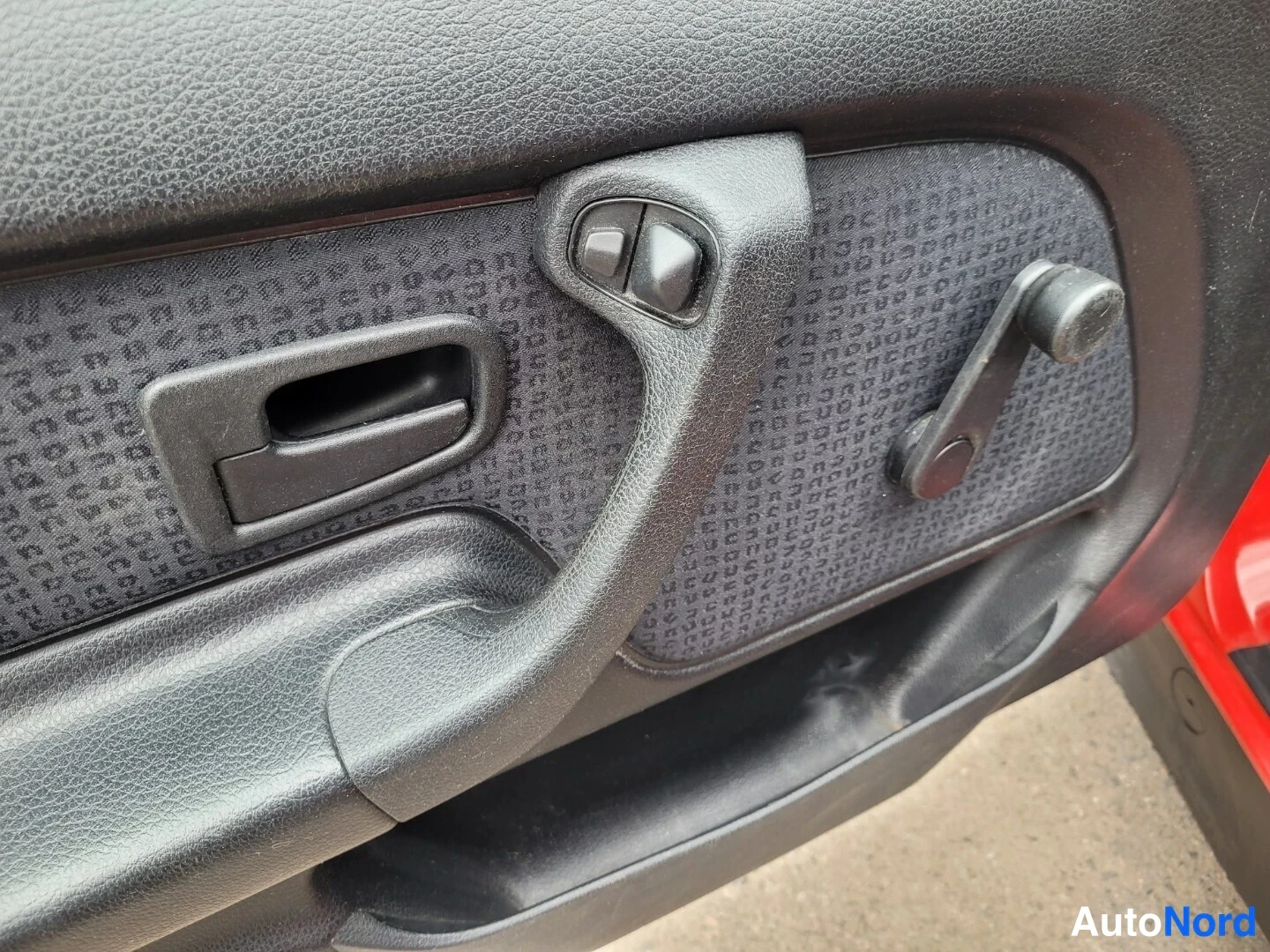 Red BMW 316i 1997, detail, photo 18