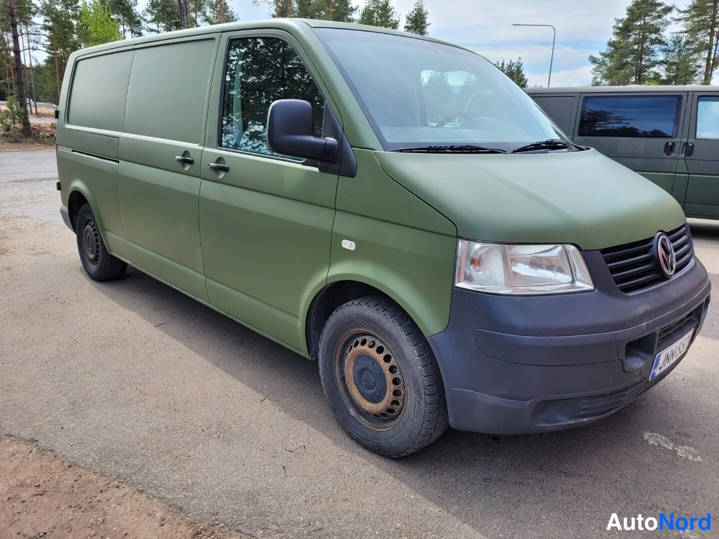 Vihreä Volkswagen Transporter 2005, etuviisto, keula oikealle, kuva 2
