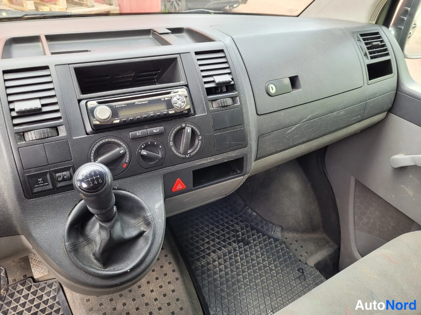 Vihreä Volkswagen Transporter 2005, ohjaamo, kuva 13