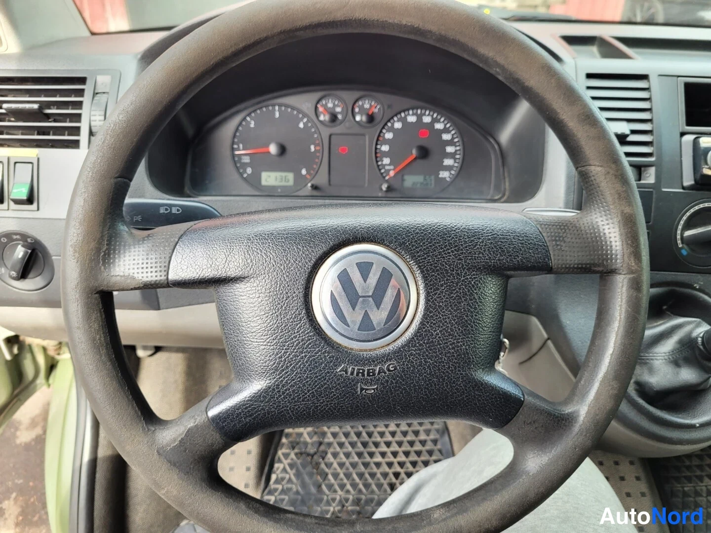 Vihreä Volkswagen Transporter 2005, yksityiskohta, kuva 23
