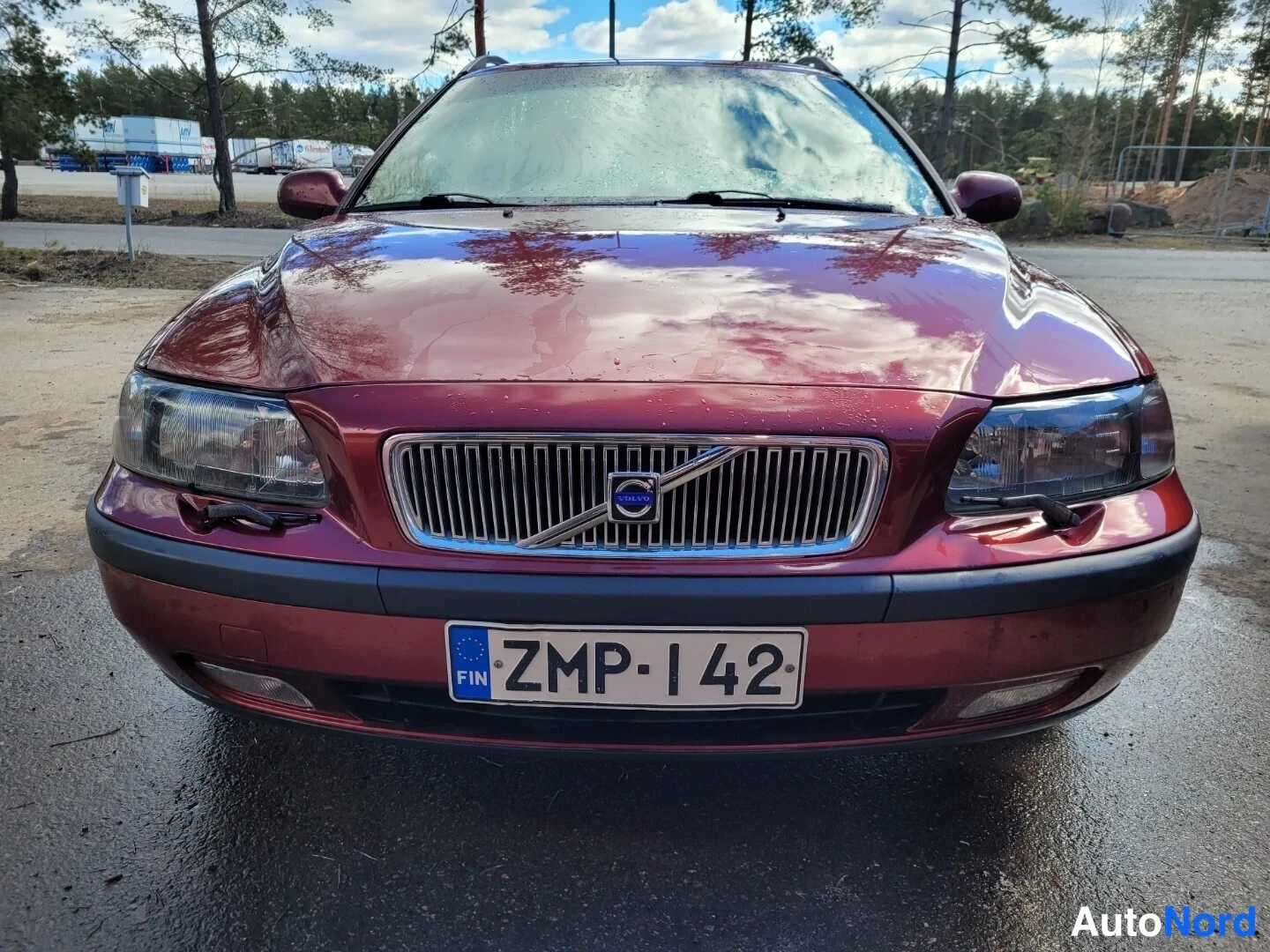 Punainen Volvo V70 2001, edestä, kuva 4
