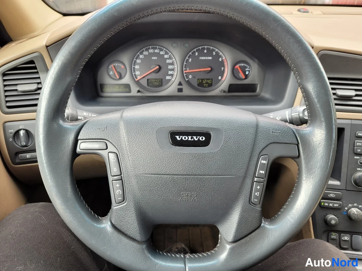 Punainen Volvo V70 2001, yksityiskohta, kuva 22