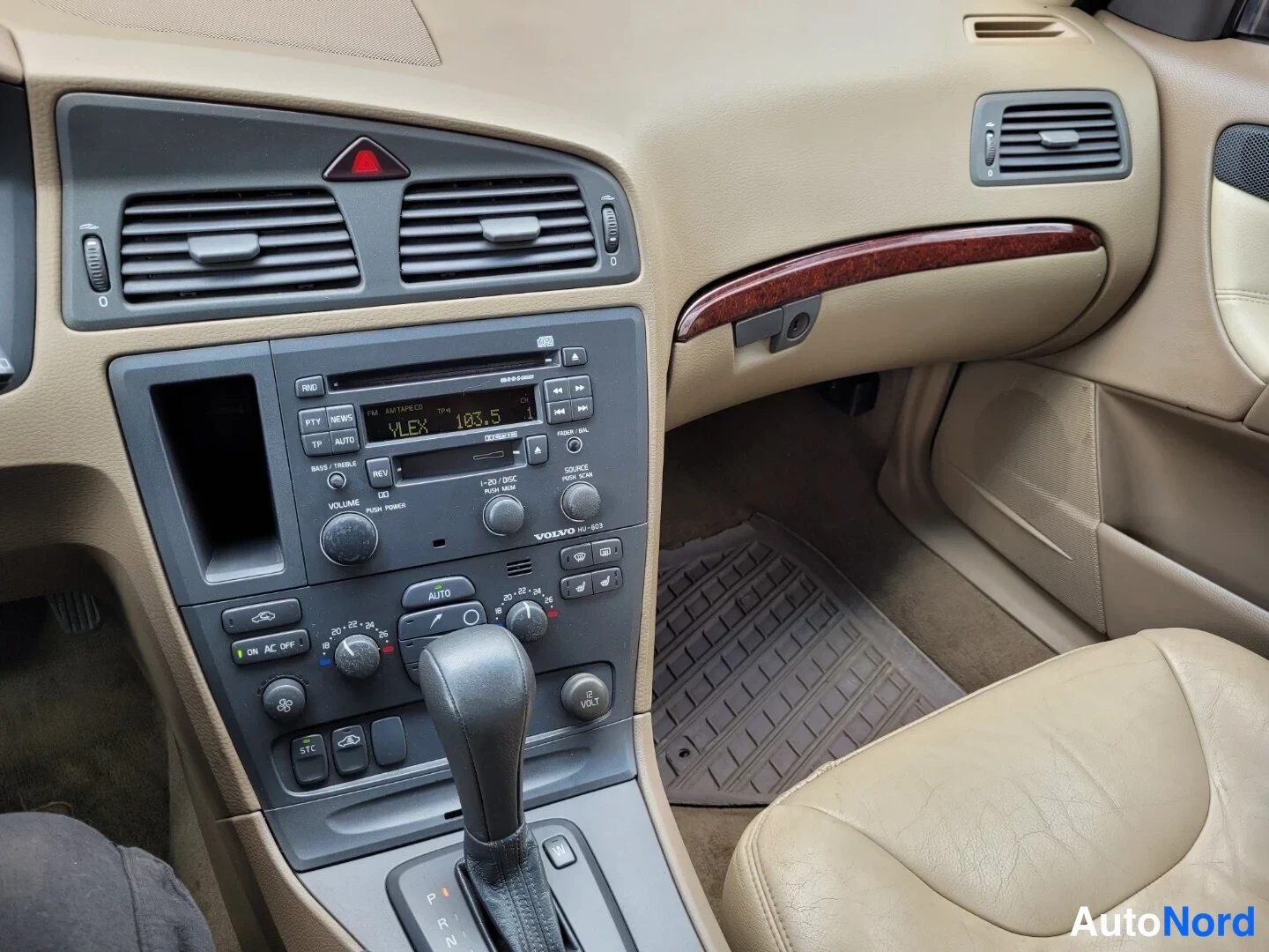 Punainen Volvo V70 2001, ohjaamo, kuva 11