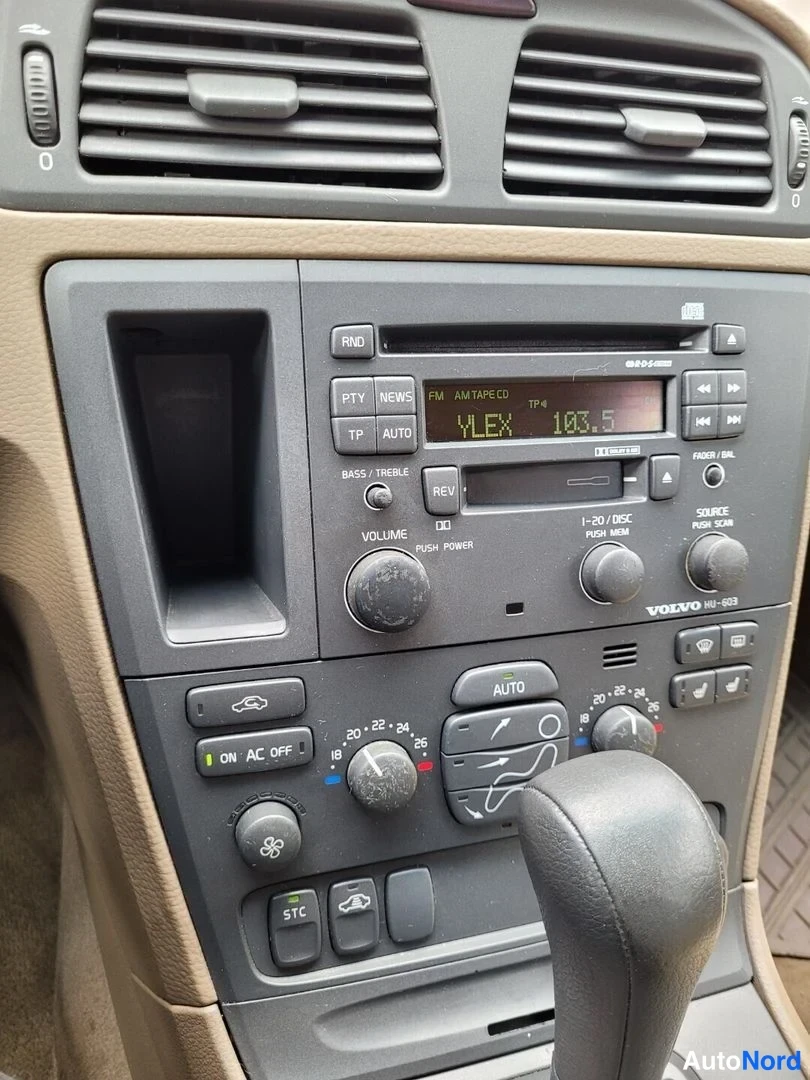 Punainen Volvo V70 2001, yksityiskohta, kuva 23