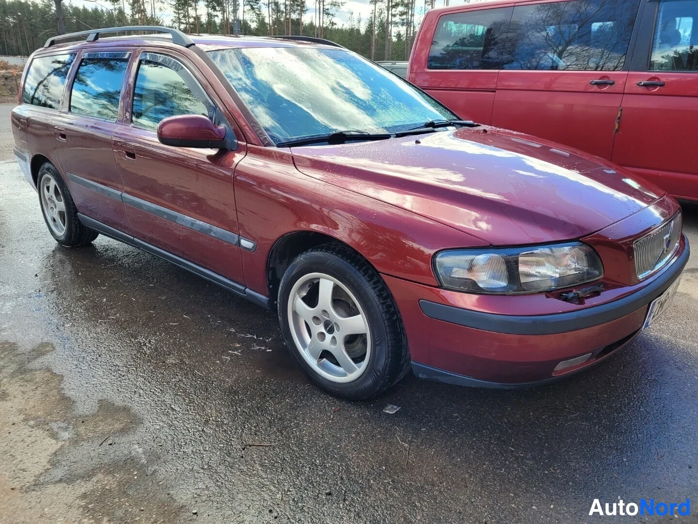 Punainen Volvo V70 2001, etuviisto, keula oikealle, kuva 3