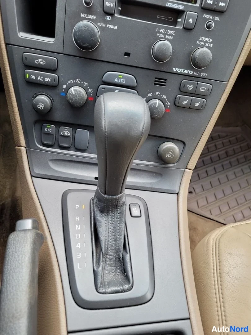 Punainen Volvo V70 2001, ohjaamo, kuva 13