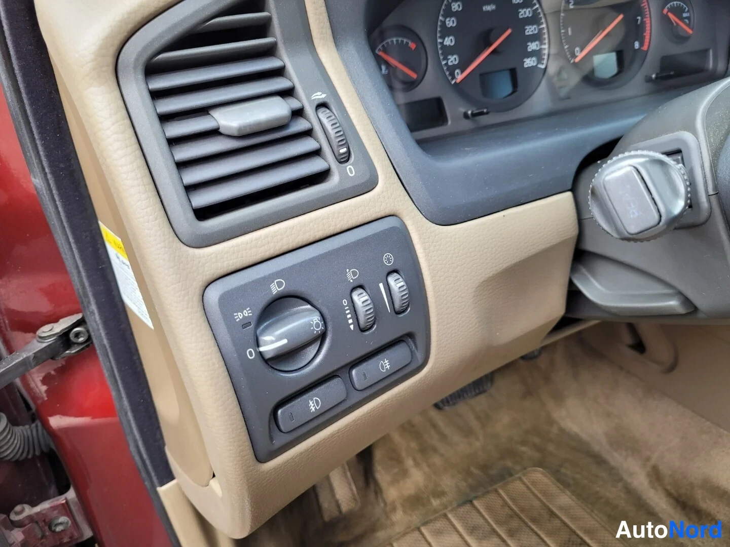Punainen Volvo V70 2001, yksityiskohta, kuva 24