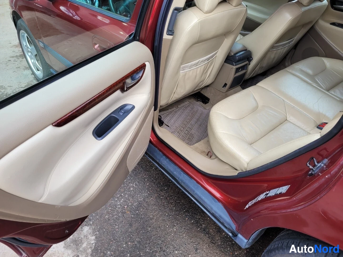 Punainen Volvo V70 2001, takaistuimet, kuva 17