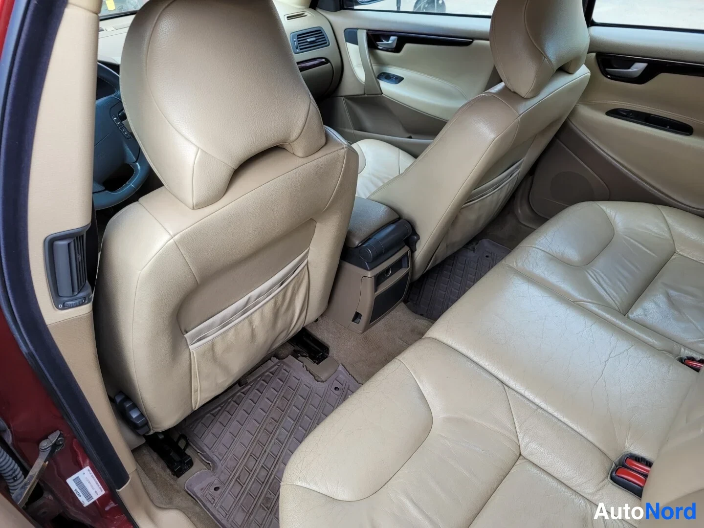 Punainen Volvo V70 2001, etuistuimet, kuva 16