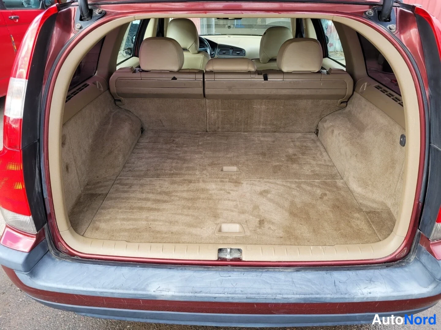 Punainen Volvo V70 2001, tavaratila, kuva 19