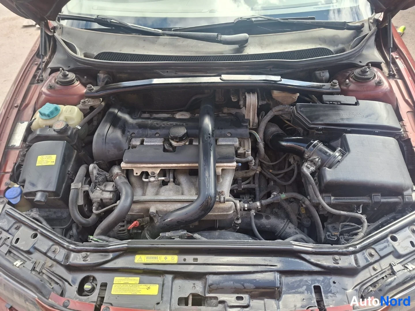 Punainen Volvo V70 2001, moottoritila, kuva 20