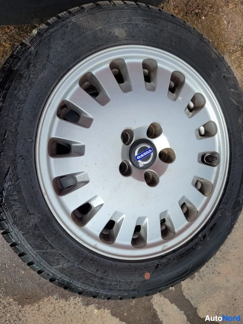 Punainen Volvo V70 2001, yksityiskohta, kuva 27