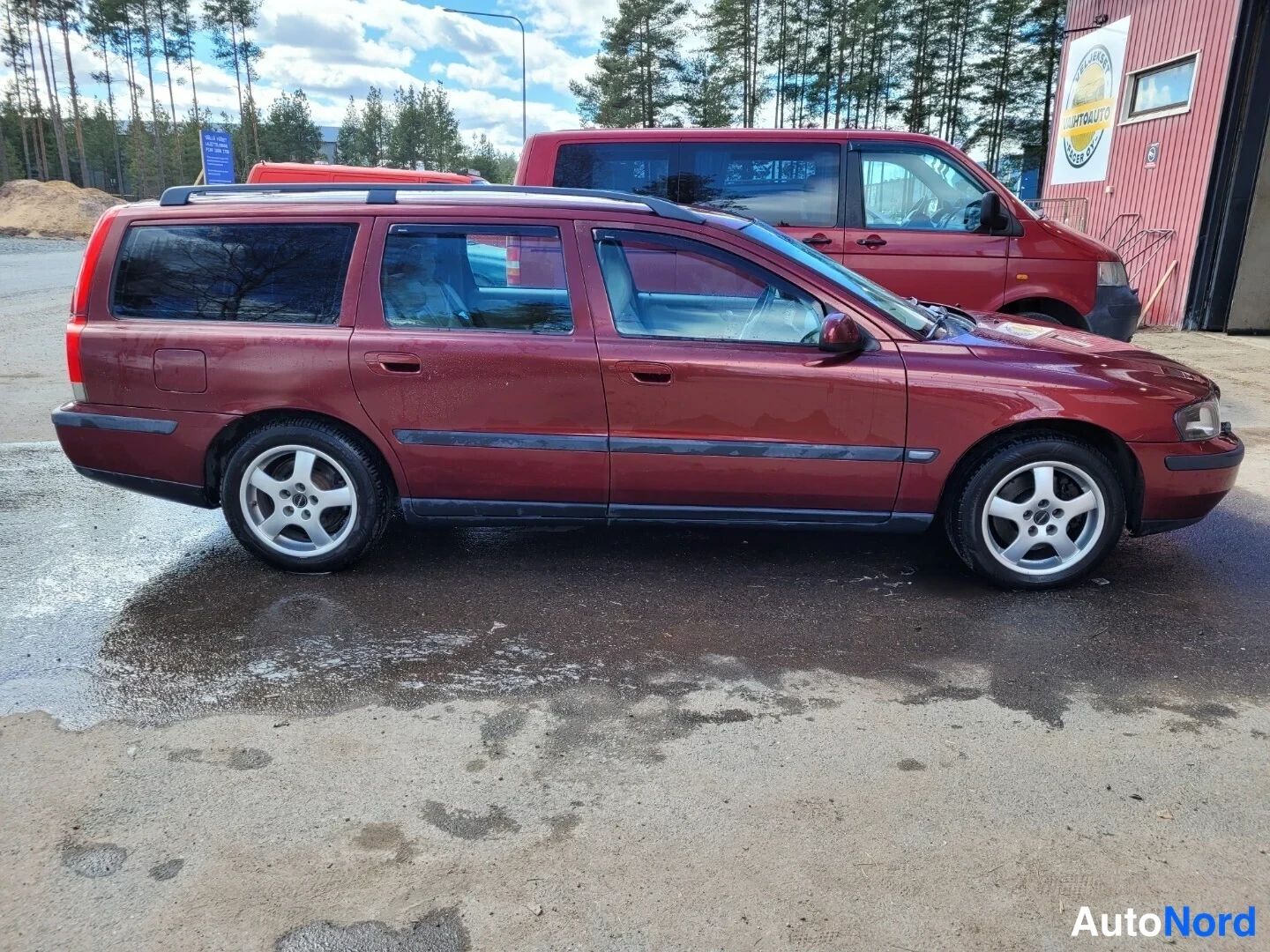 Punainen Volvo V70 2001, sivulta, kuva 5