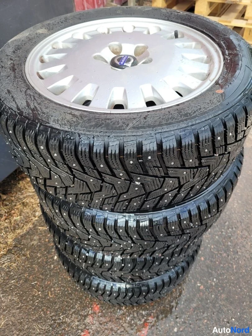Punainen Volvo V70 2001, yksityiskohta, kuva 28