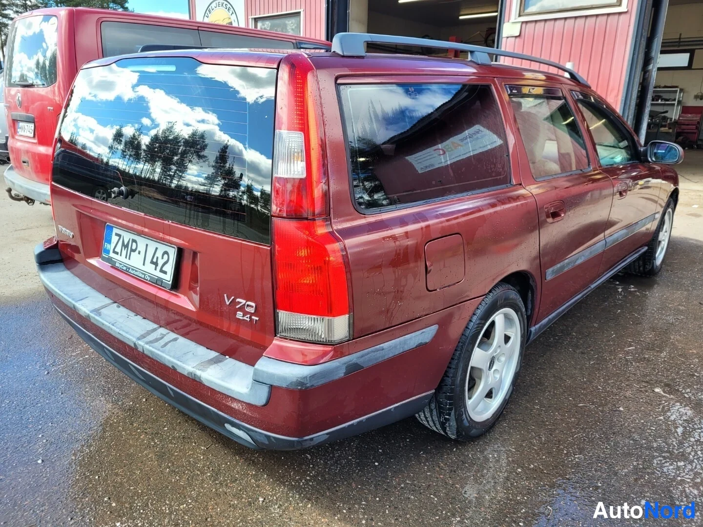 Punainen Volvo V70 2001, takaviisto, kuva 6