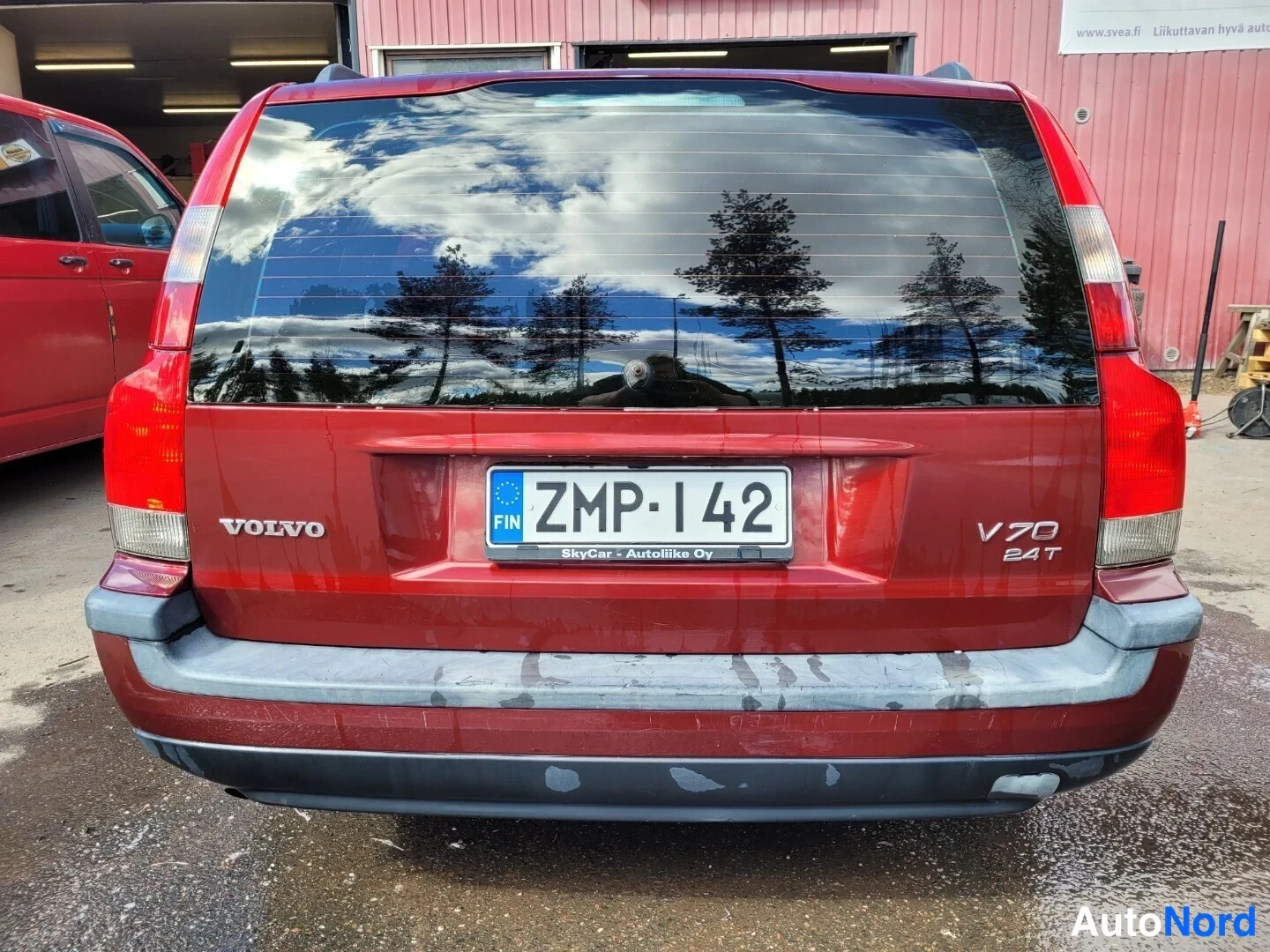 Punainen Volvo V70 2001, takaa, kuva 9