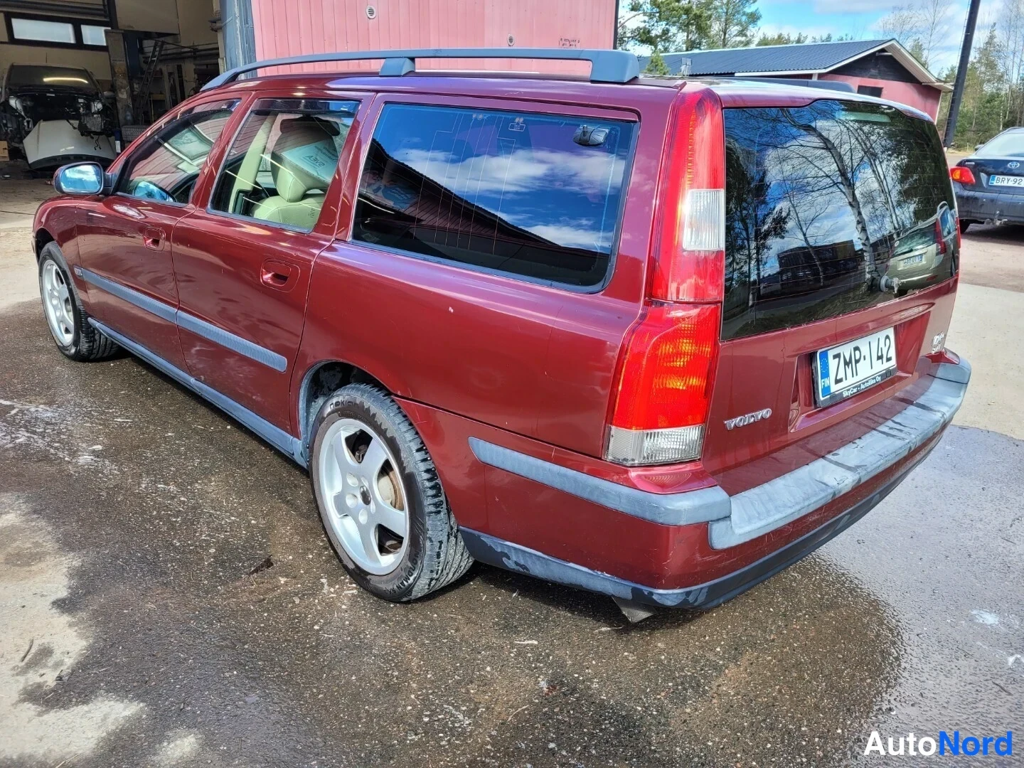 Punainen Volvo V70 2001, takaviisto, kuva 7