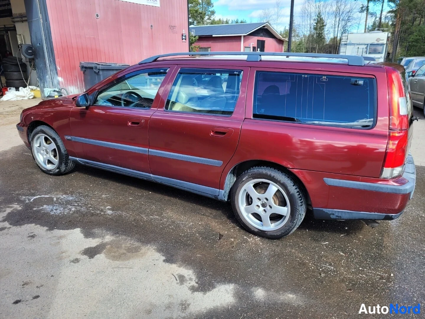 Punainen Volvo V70 2001, takaviisto, kuva 8