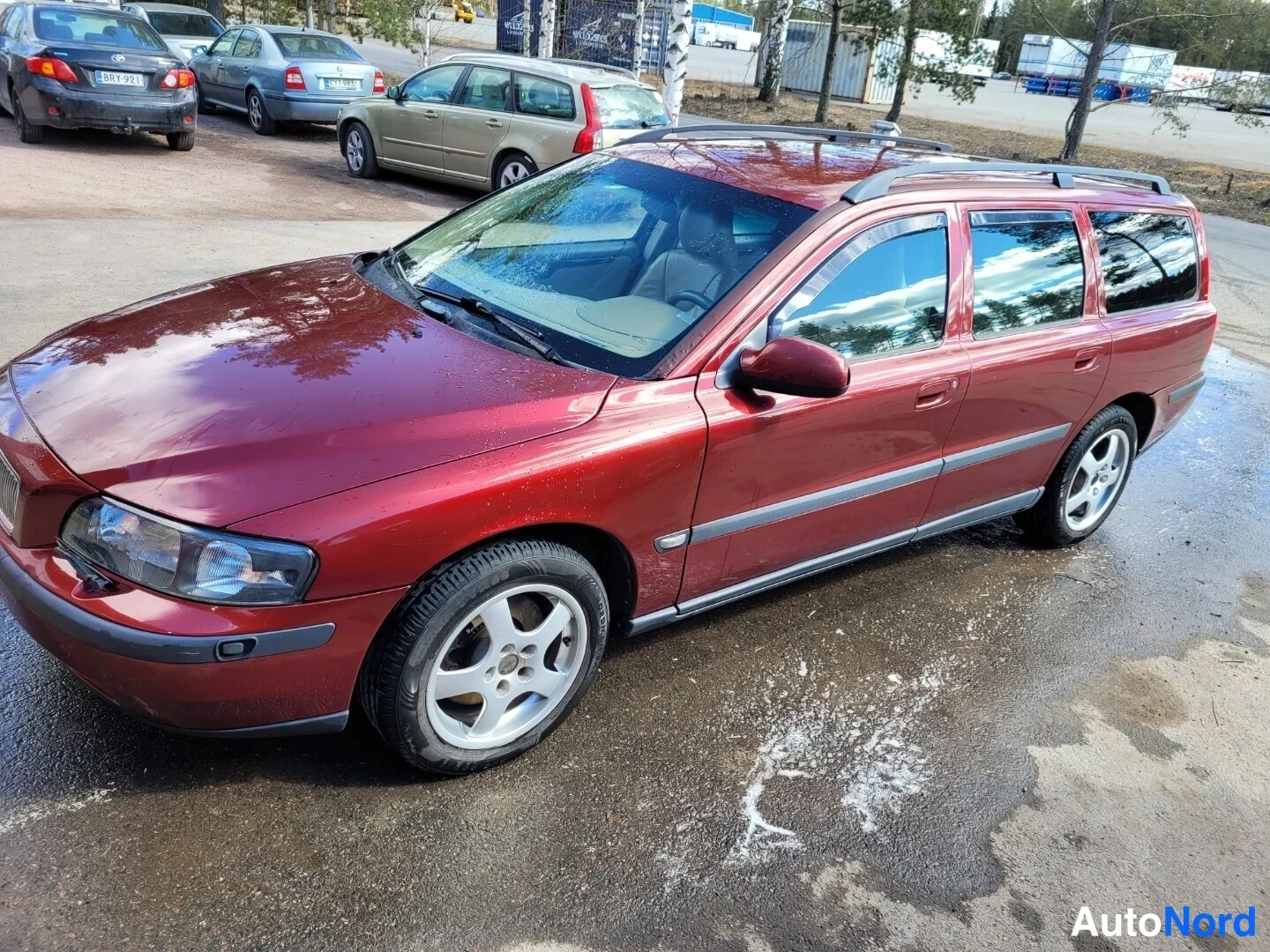 Punainen Volvo V70 2001, etuviisto, keula vasemmalle, kuva 2
