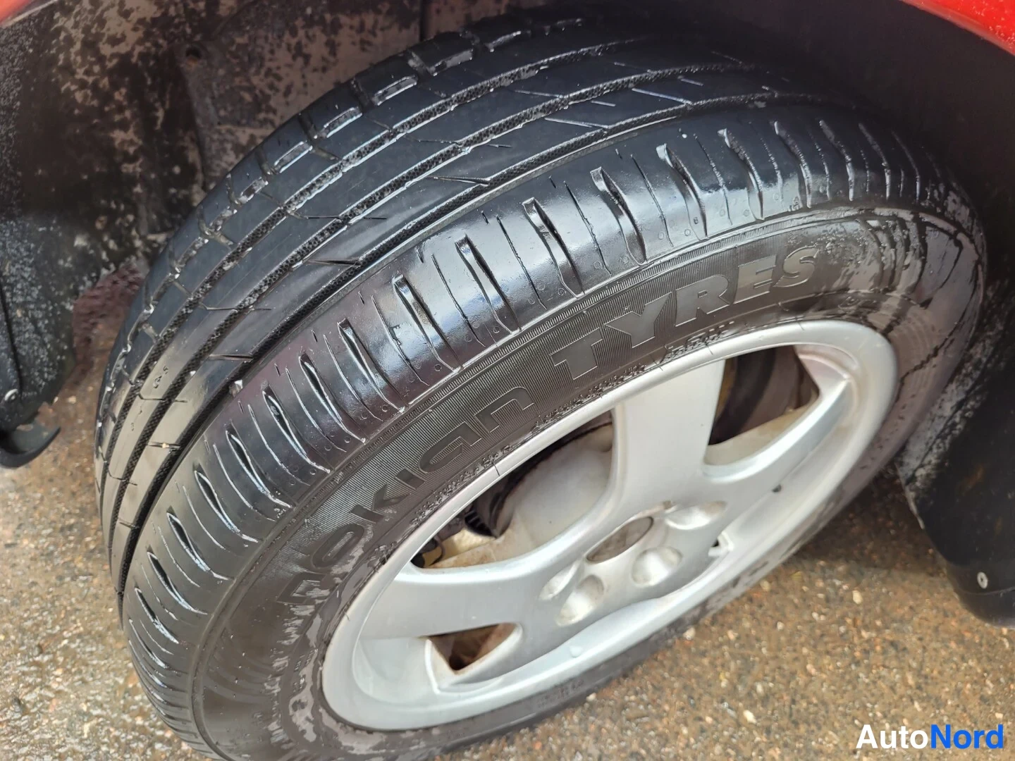 Punainen Volvo V70 2001, yksityiskohta, kuva 21