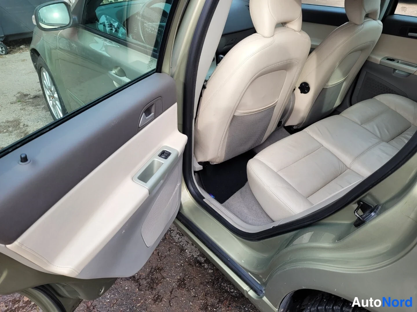 Beige Volvo V50 2008, baksäten, bild 13