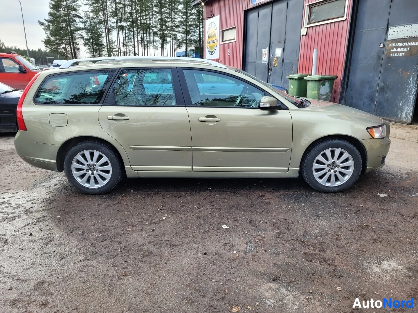 Beige Volvo V50 2008, från sidan, bild 5