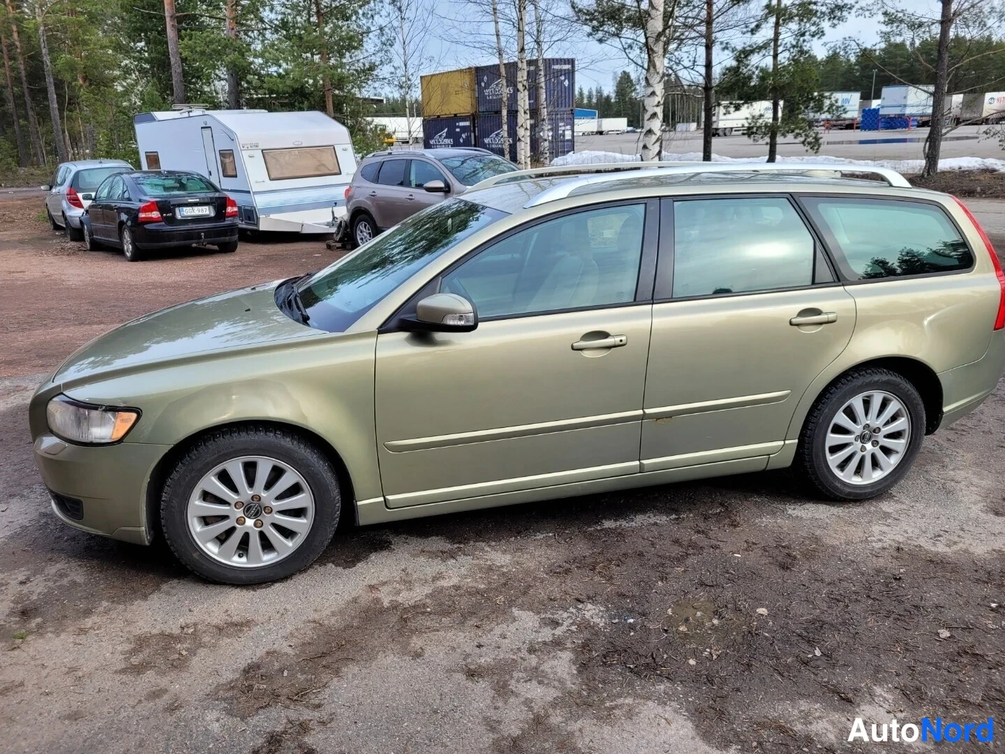 Beige Volvo V50 2008, snett framifrån, fronten åt vänster, bild 2