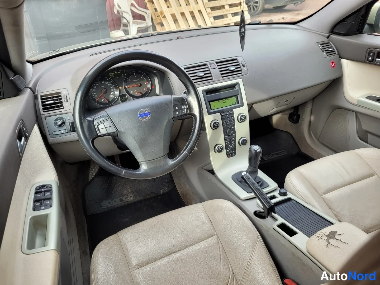 Beige Volvo V50 2008, förarplats, bild 9
