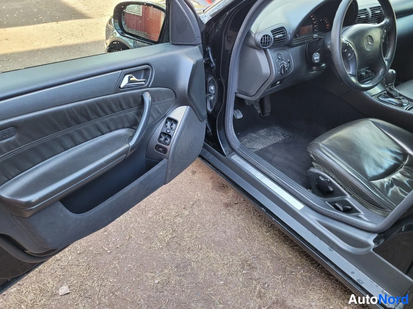 Musta Mercedes-Benz C 220 CDI 2003, ohjaamo, kuva 11