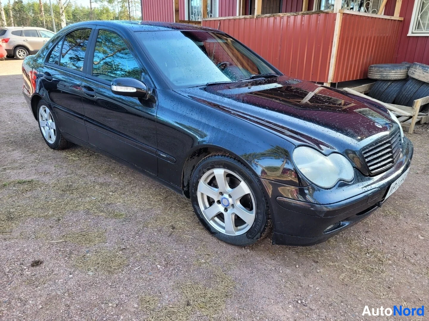 Musta Mercedes-Benz C 220 CDI 2003, etuviisto, keula oikealle, kuva 3