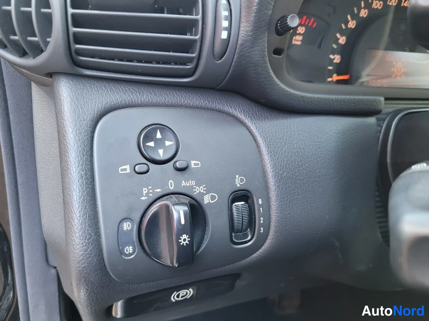 Musta Mercedes-Benz C 220 CDI 2003, yksityiskohta, kuva 23