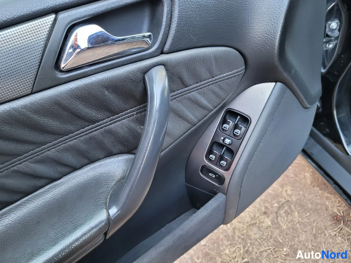 Musta Mercedes-Benz C 220 CDI 2003, yksityiskohta, kuva 25