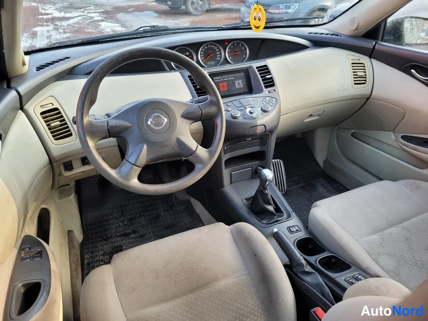 Musta Nissan Primera 2004, ohjaamo, kuva 12