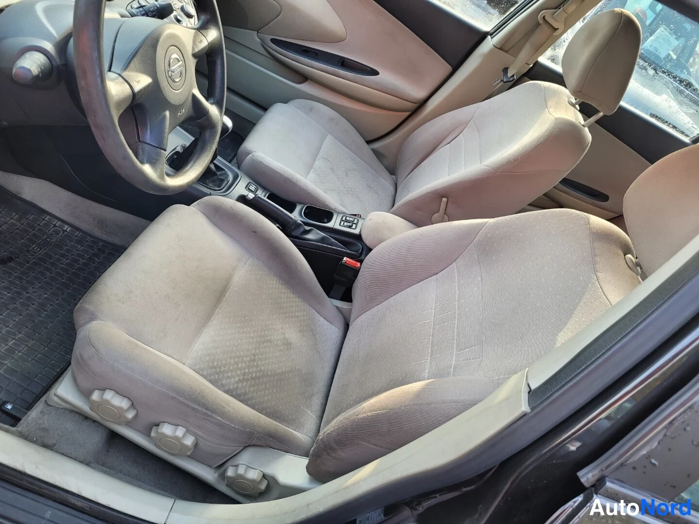 Musta Nissan Primera 2004, etuistuimet, kuva 14