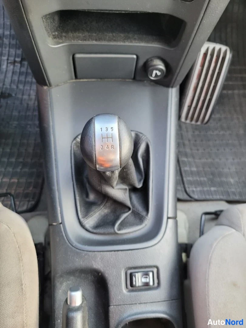 Musta Nissan Primera 2004, yksityiskohta, kuva 23