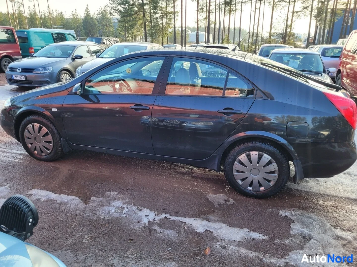 Musta Nissan Primera 2004, etuviisto, keula vasemmalle, kuva 2