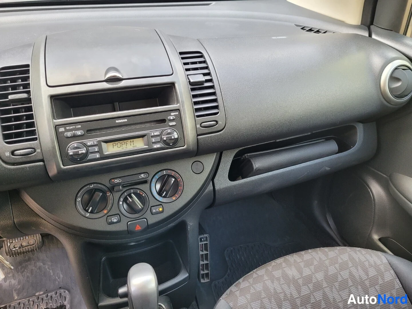 Hopea Nissan Note 2008, ohjaamo, kuva 12