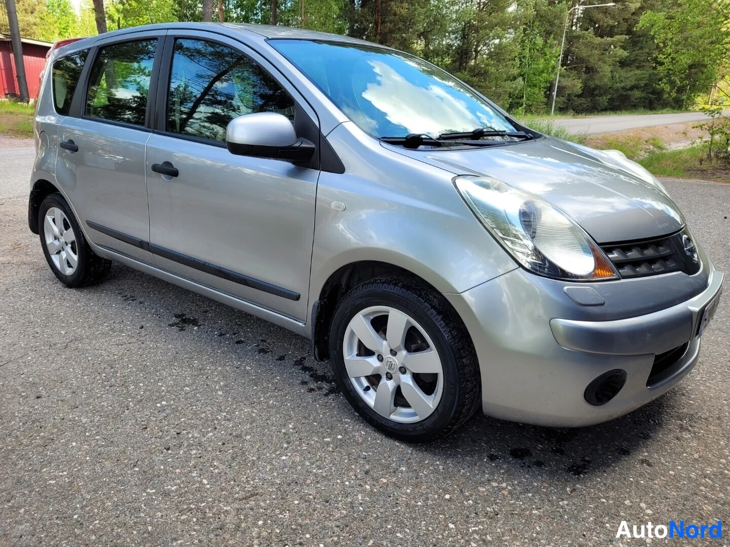 Hopea Nissan Note 2008, etuviisto, keula oikealle, kuva 3