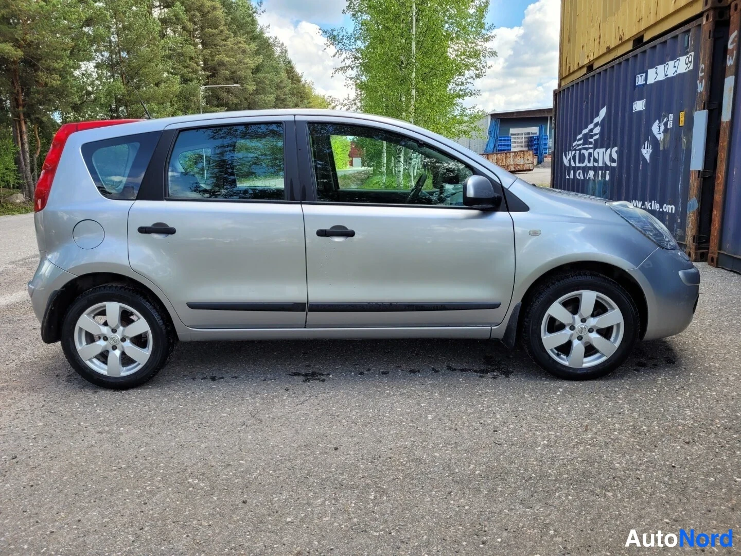 Hopea Nissan Note 2008, sivulta, kuva 5