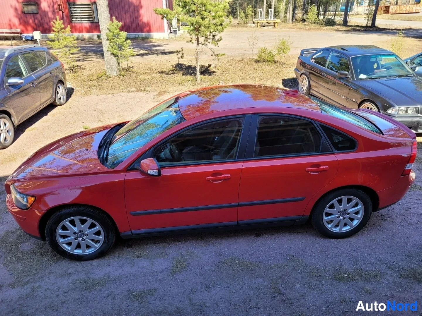 Punainen Volvo S40 2006, etuviisto, keula vasemmalle, kuva 3