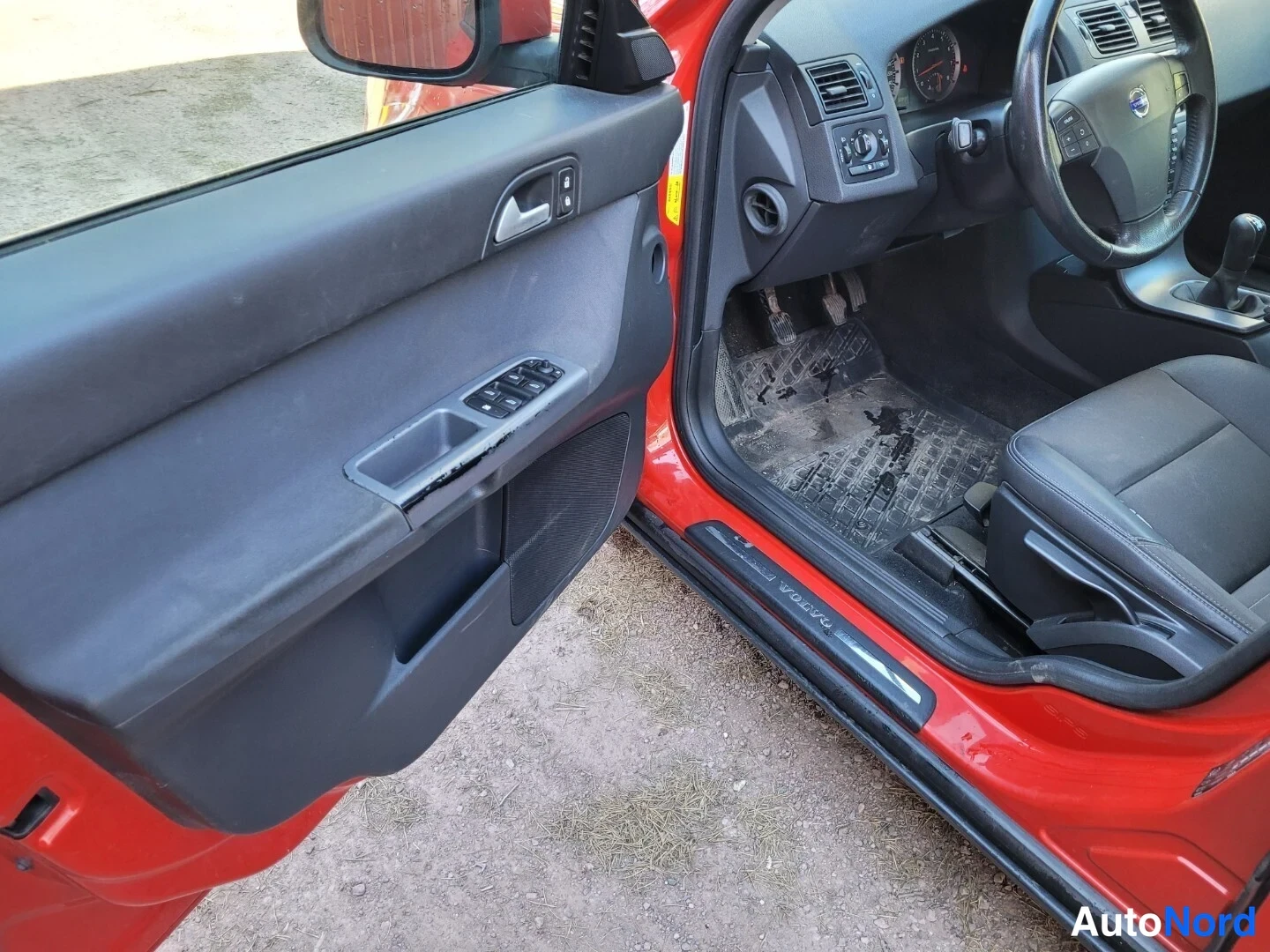 Punainen Volvo S40 2006, ohjaamo, kuva 14