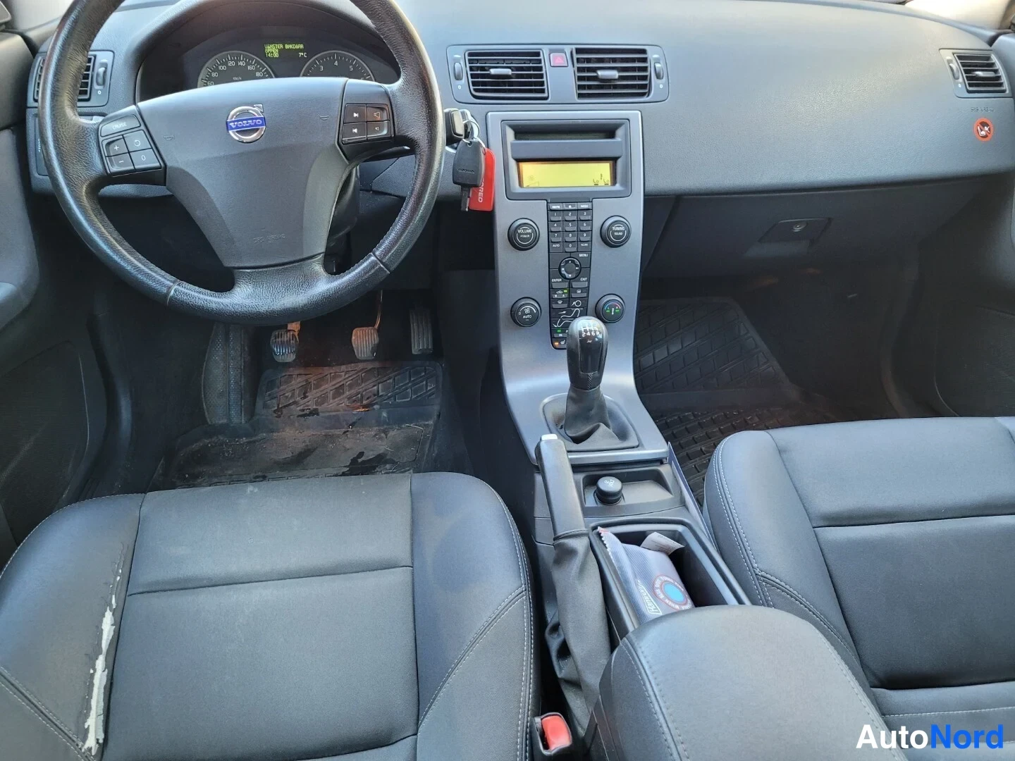 Punainen Volvo S40 2006, ohjaamo, kuva 12